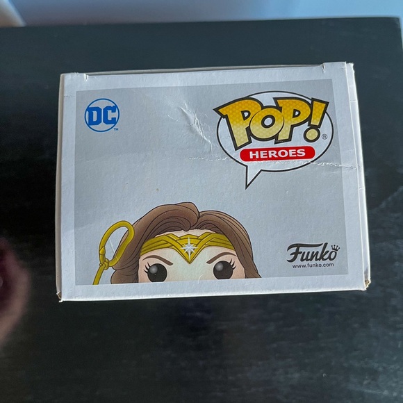 Gal Gadot signed Funko Pop! #321 Wonder Woman with COA - Picture 6 of 8